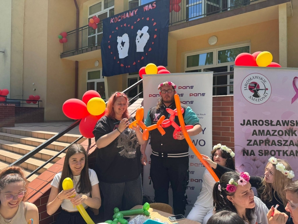 Piknik Rodzinny: Rodzina z balonami na wydarzeniu plenerowym
