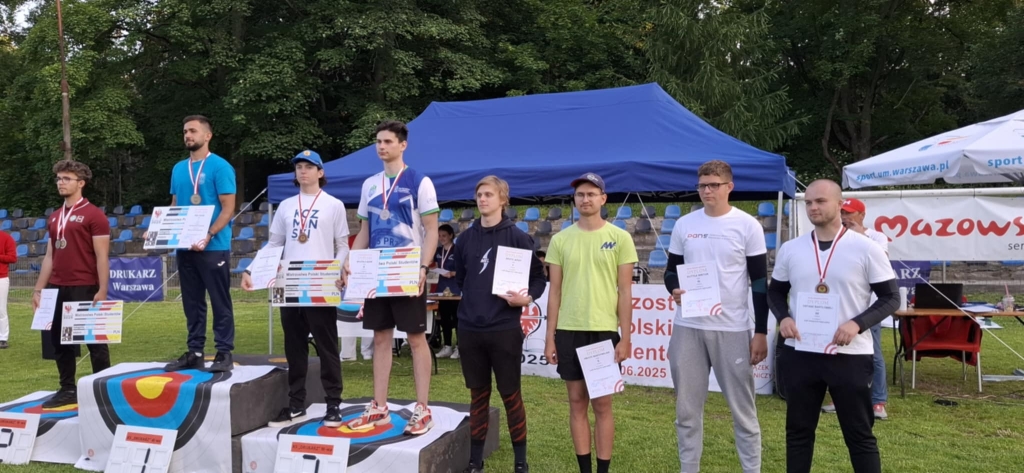 Młodzi łucznicy na podium Mistrzostw Polski w Łucznictwie.