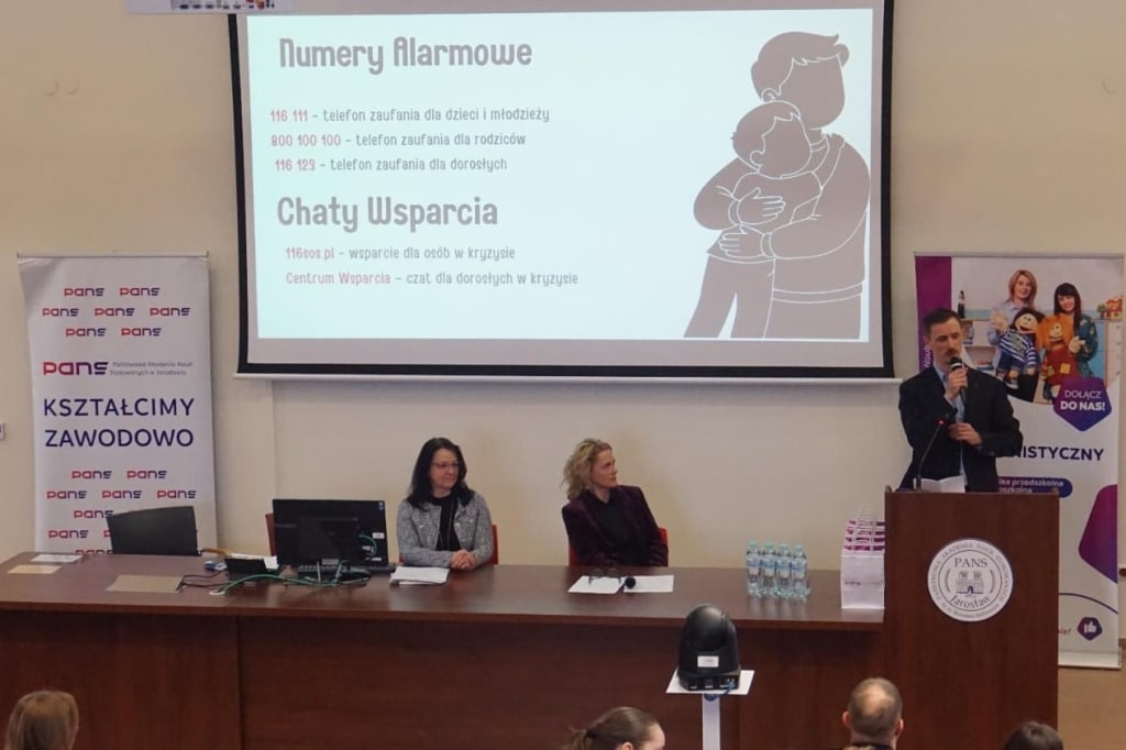 Prezentacja o numerach alarmowych i wsparcia w PANS Jarosław