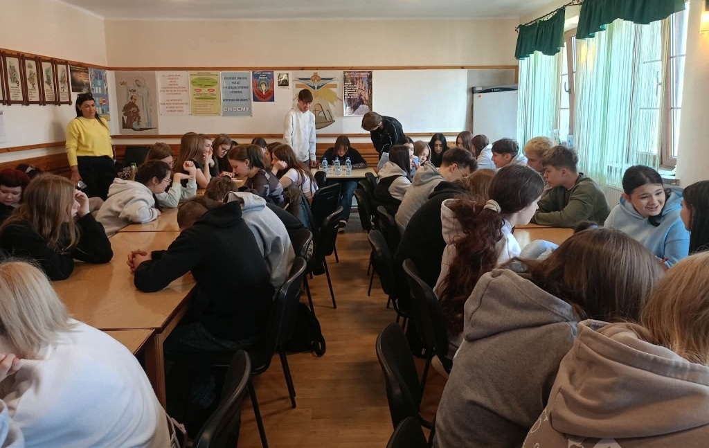 Studenci PANS organizują warsztaty podczas Festiwalu Odporności, młodzież w sali