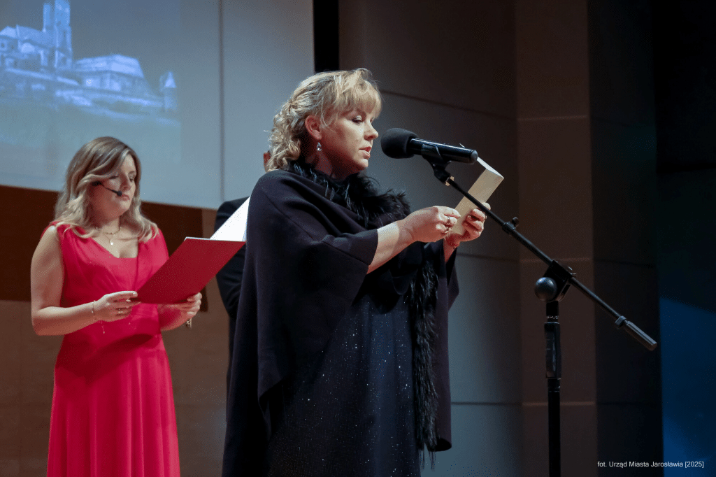 Kobieta w czarnej sukni przemawia podczas gali JAROSŁAWY 2025.