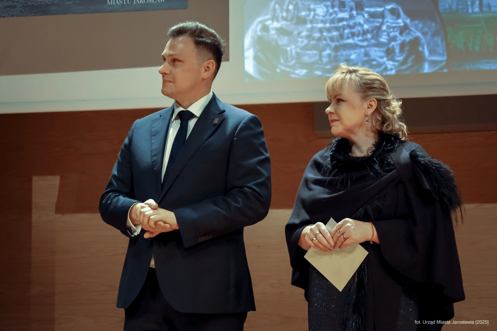 Mężczyzna w garniturze i kobieta w czarnej kreacji na gali JAROSŁAWY 2025