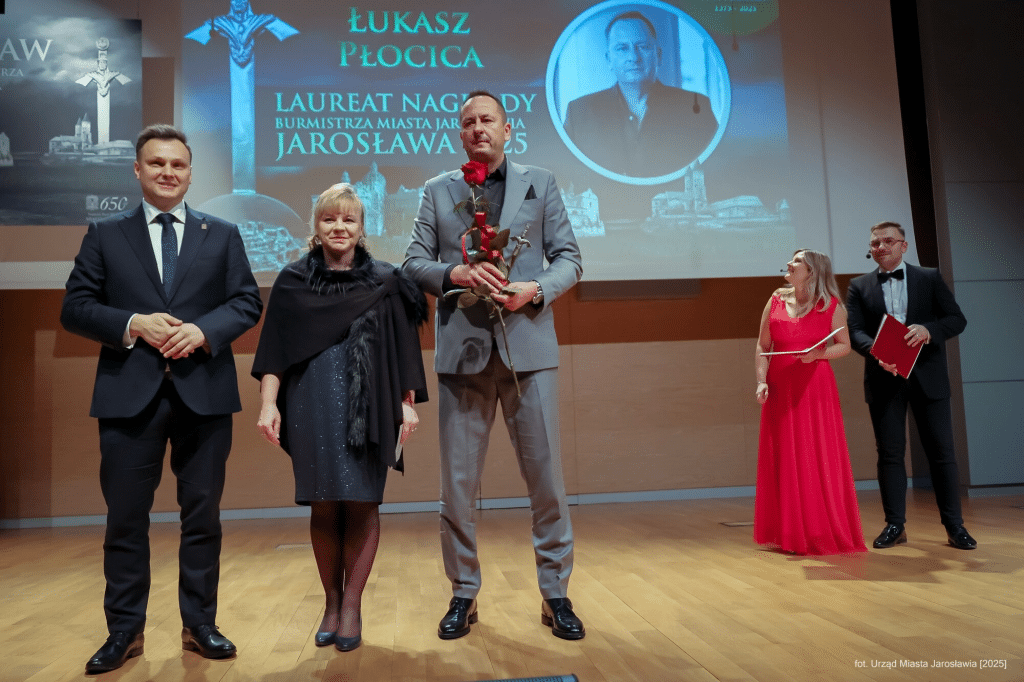 Wręczenie Nagród Burmistrza Miasta Jarosławia JAROSŁAWY 2025: Łukasz Płocica z laureatką.