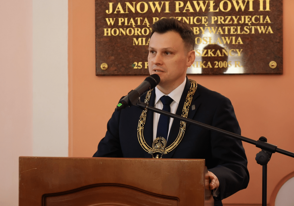 Burmistrz podczas XXVI sesji Rady Miasta, przemawia przy mównicy.