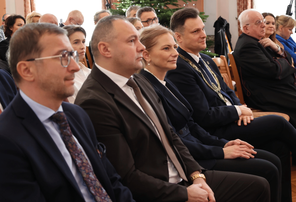 Uroczysta XXVI sesja Rady Miasta: uczestnicy siedzą w rzędzie