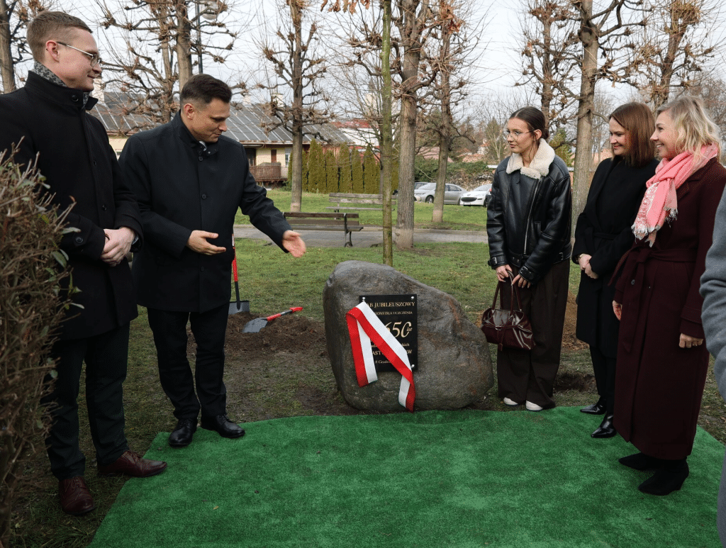 Uroczysta XXVI sesja Rady Miasta: odsłonięcie kamienia pamiątkowego z okazji jubileuszu