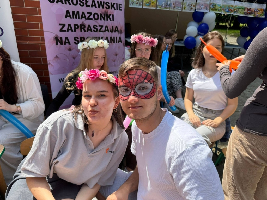 Uśmiechnięci młodzi ludzie na pikniku rodzinnym w Spokojani