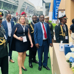 Delegacja na IDEX & NAVDEX 2025: oficerowie w mundurach i kobieta