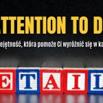 Słowa "DETAILS" ułożone z klocków, z napisem "ATTENTION TO DETAIL" i hasłem po polsku.