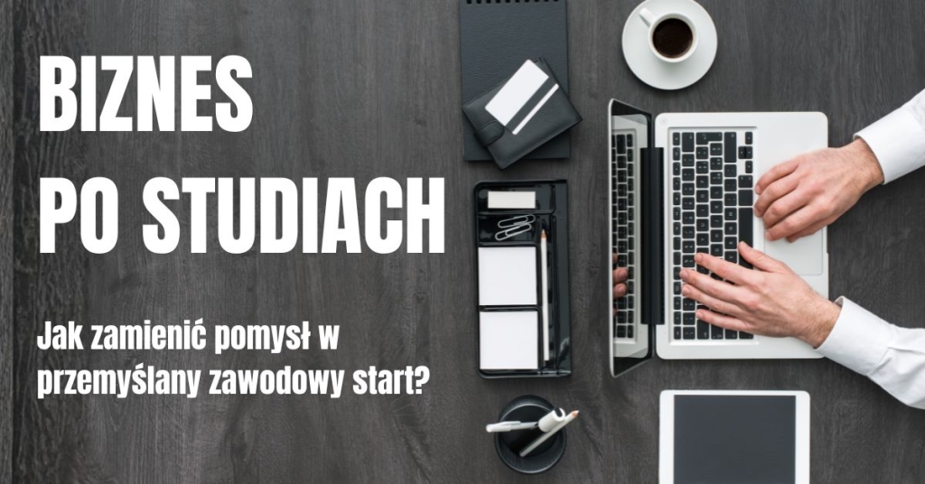 Biznes po studiach: biurko z laptopem, kawą i notatkami