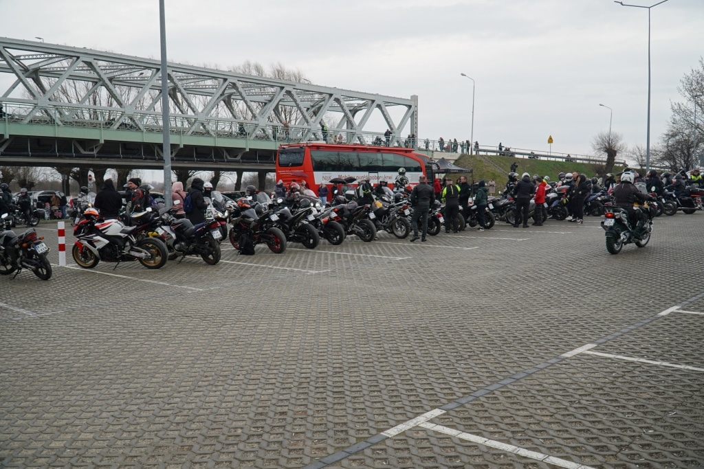 Motocykliści na bulwarach nad Sanem podczas otwarcia, Sanok