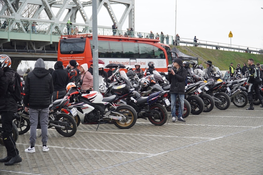 Motocykliści na otwarciu bulwarów nad Sanem, czerwony autobus w tle.
