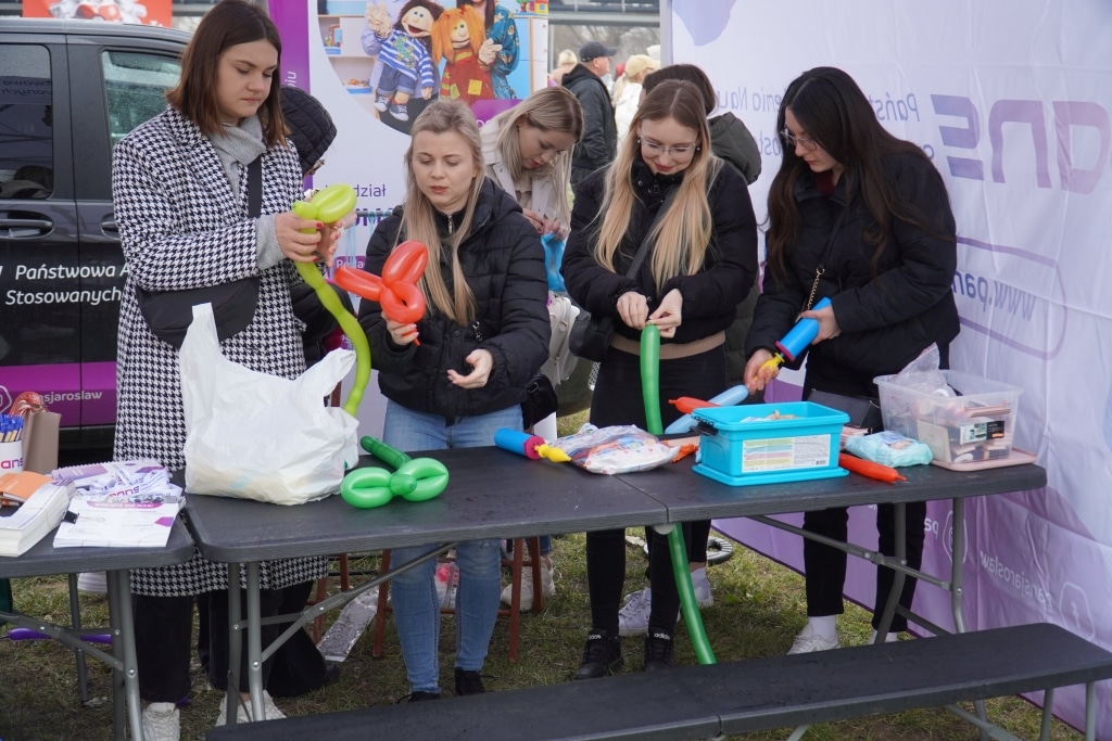 Kobiety tworzą balony na otwarcie bulwarów nad Sanem