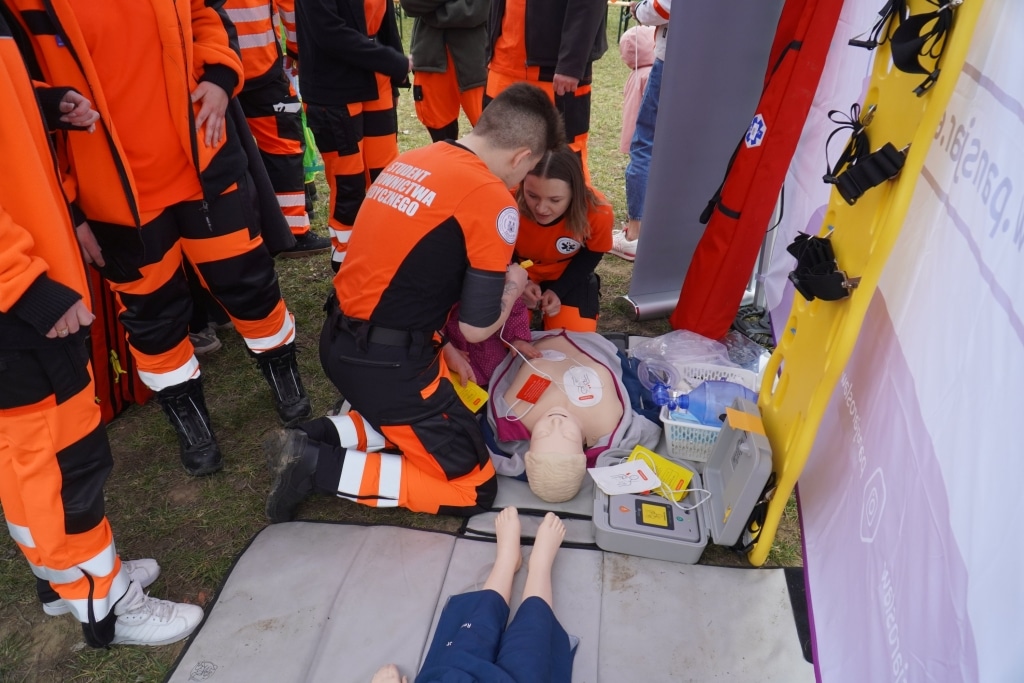 Ratownicy ćwiczą RKO na manekinie podczas otwarcia bulwarów nad Sanem.