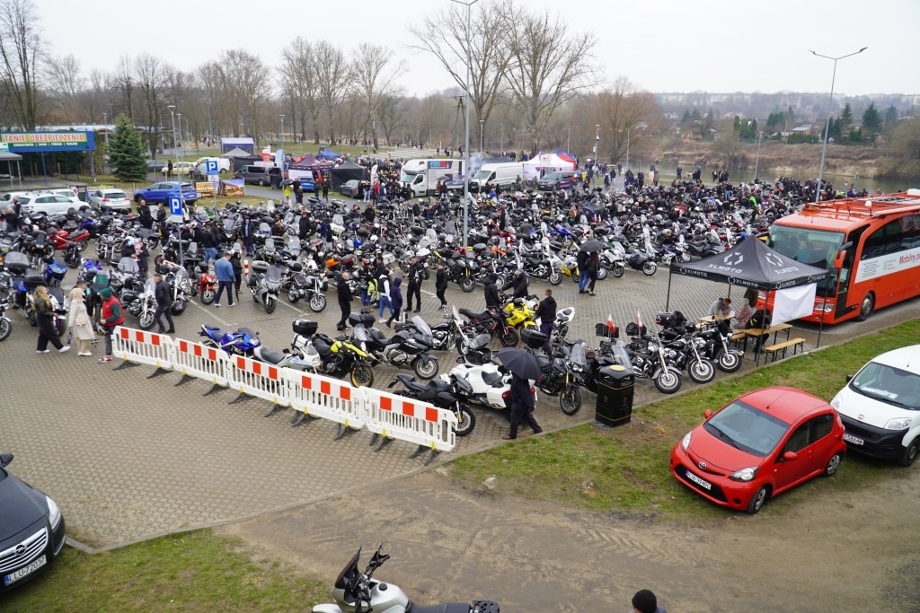 Otwarcie bulwarów nad Sanem: zlot motocyklistów i czerwony samochód