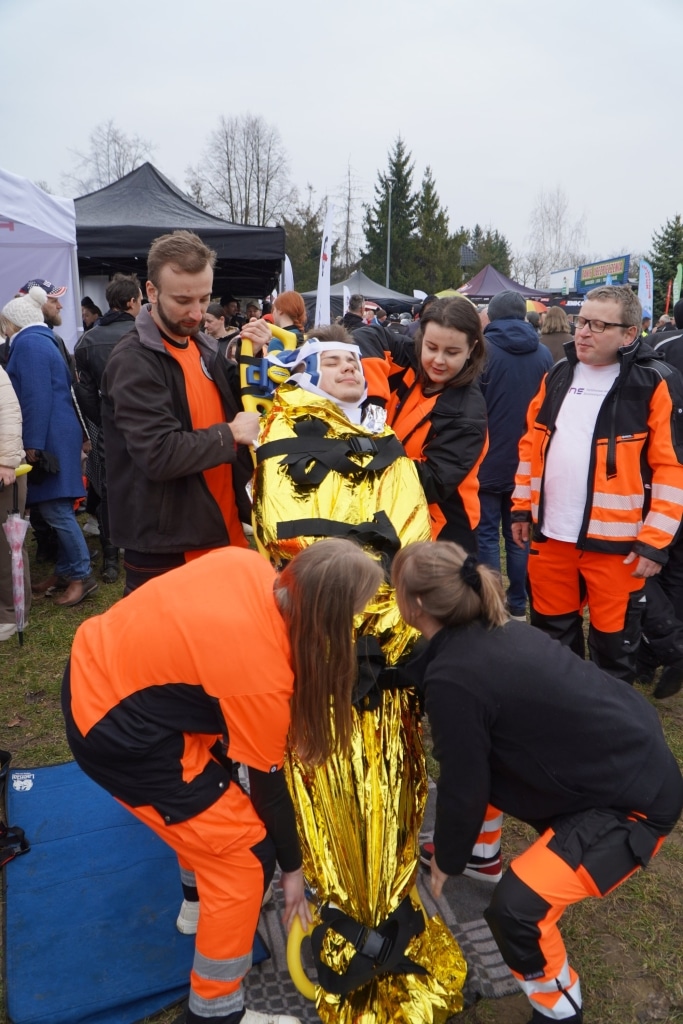 Ratownicy niosą osobę na noszach podczas otwarcia bulwarów nad Sanem.