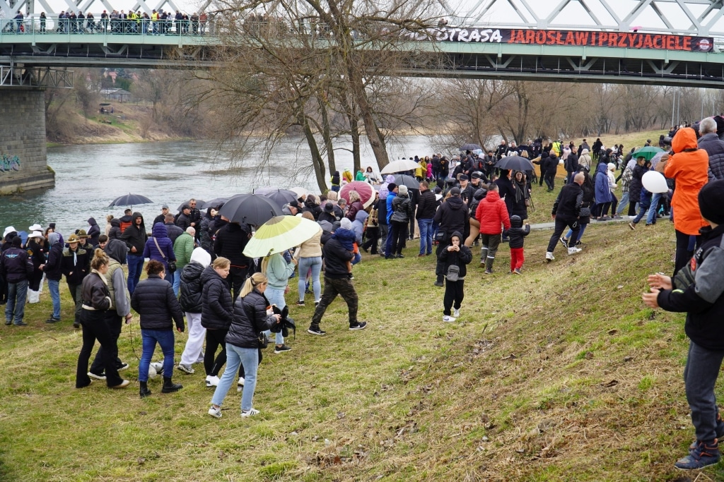 Otwarcie bulwarów nad Sanem: tłum ludzi z parasolami pod mostem