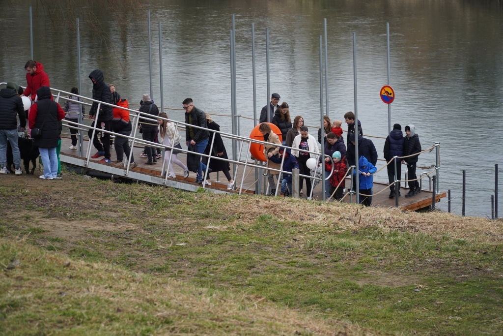 Ludzie wchodzą na bulwary nad Sanem podczas otwarcia