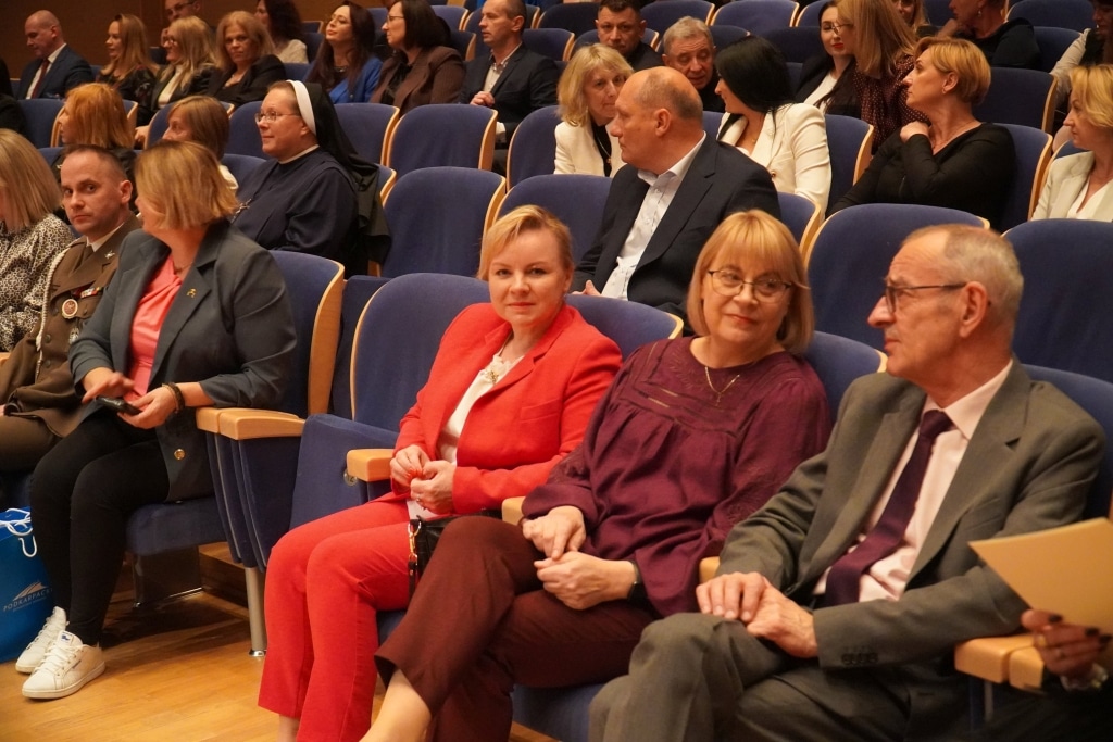 Uczestnicy Dnia Edukacji Narodowej siedzą w sali.