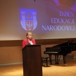 Dzień Edukacji Narodowej: kobieta przemawia przy mównicy.