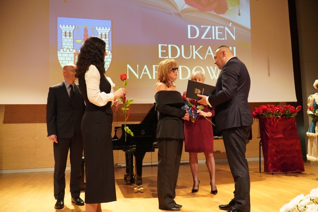 Dzień Edukacji Narodowej: wręczenie nagród przy fortepianie i kwiatach.
