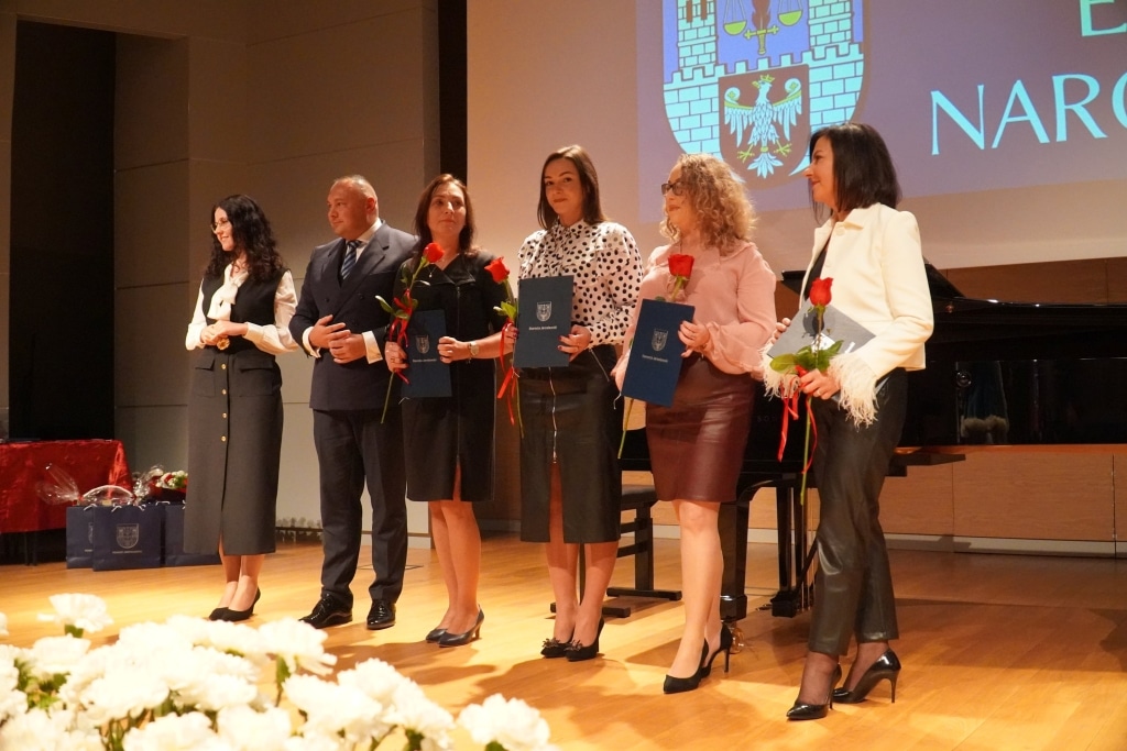 Kobiety odbierają nagrody podczas Dnia Edukacji Narodowej