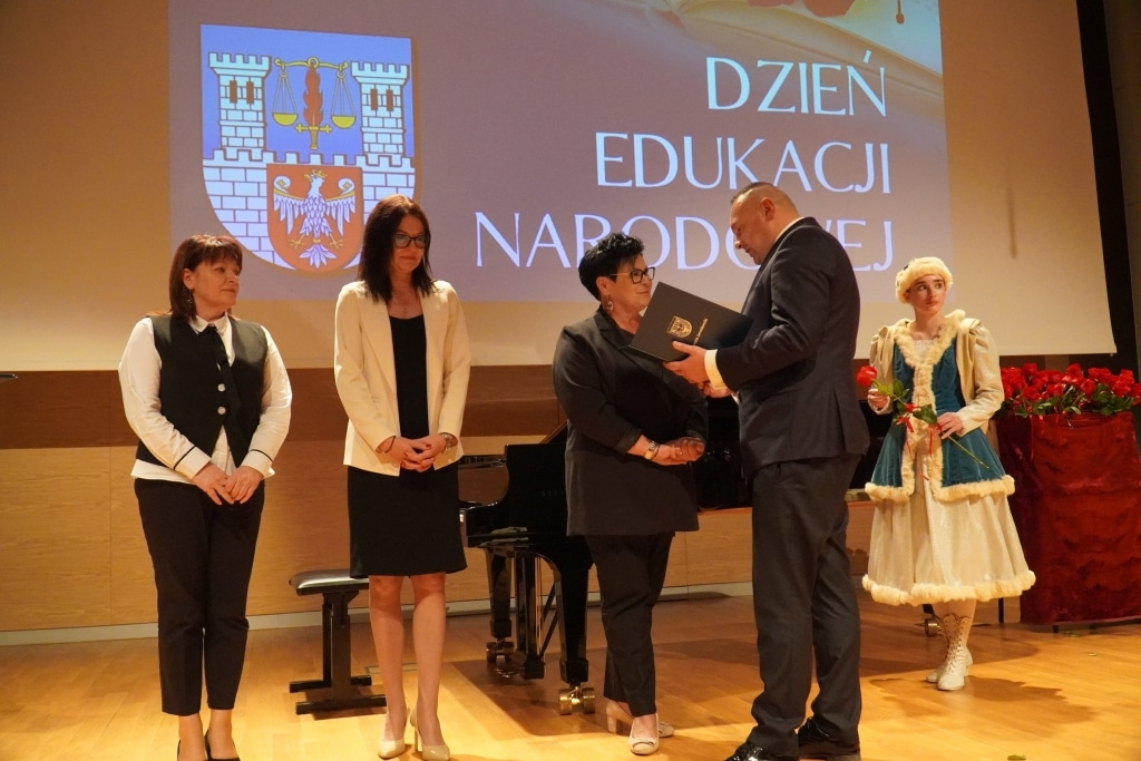Uroczystość Dnia Edukacji Narodowej: wręczenie nagrody dyrektorowi
