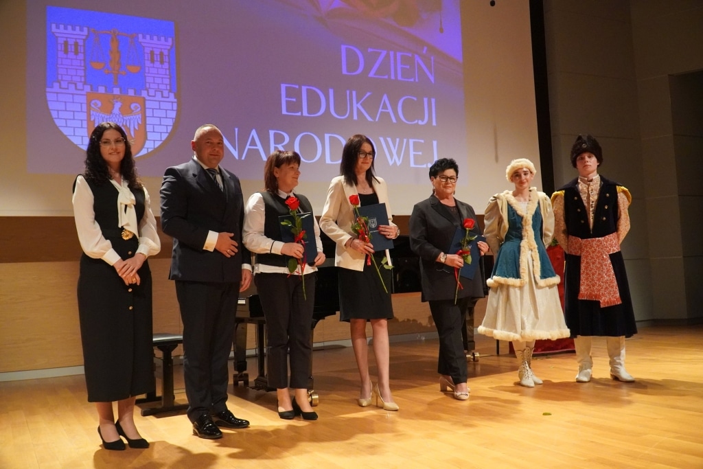 Uroczystość Dnia Edukacji Narodowej z wręczeniem nagród w szkole.