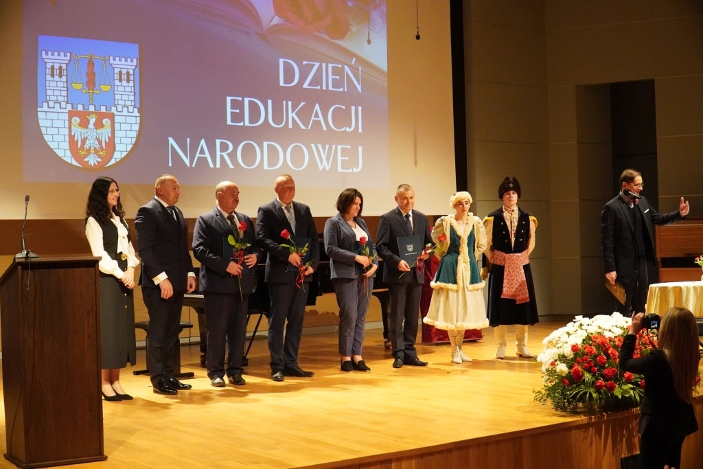 Grupa osób na scenie podczas Dnia Edukacji Narodowej