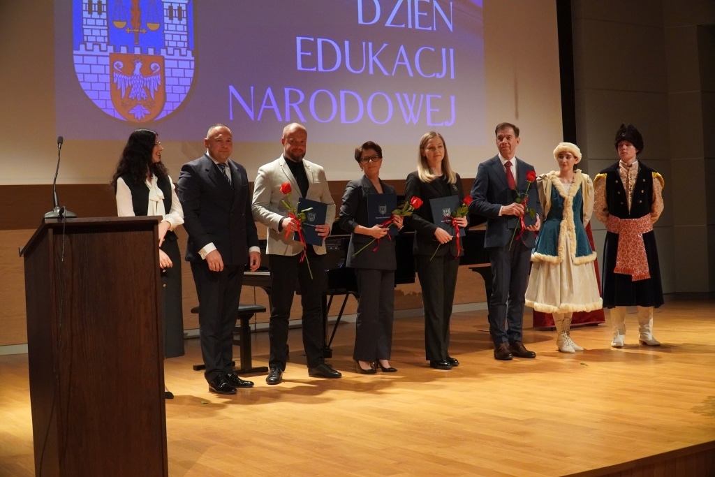 Uroczystość z okazji Dnia Edukacji Narodowej: nagrodzeni nauczyciele z dyplomami.