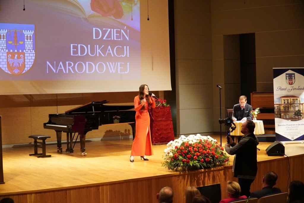 Występ na Dzień Edukacji Narodowej: wokalistka śpiewa na scenie.