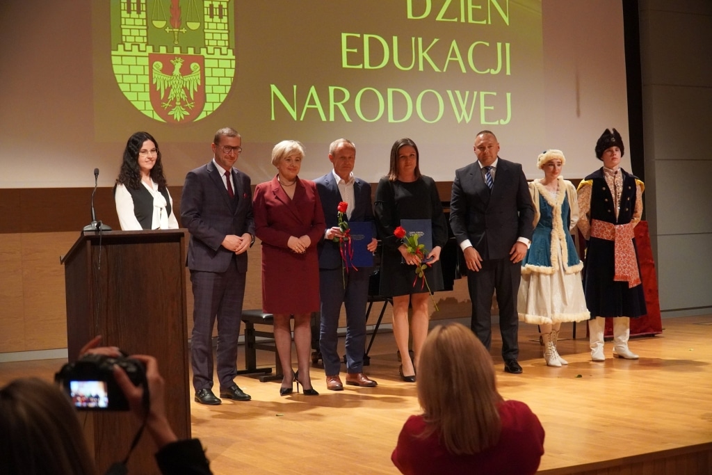 Uroczystość Dnia Edukacji Narodowej: dyplomy i nagrody dla nauczycieli.