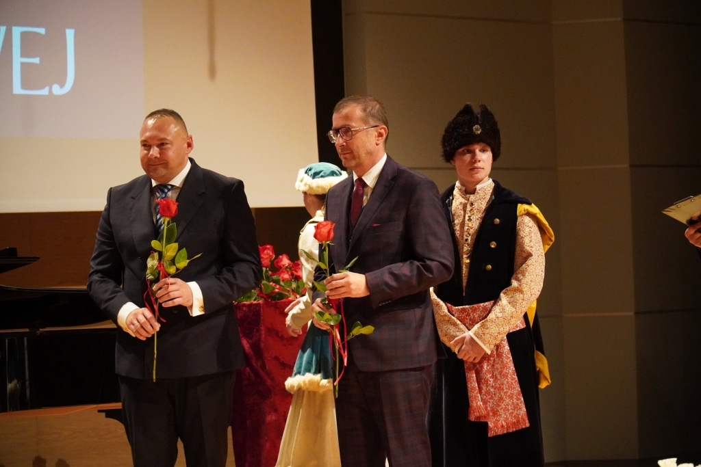 Dzień Edukacji Narodowej: mężczyźni z różami na scenie