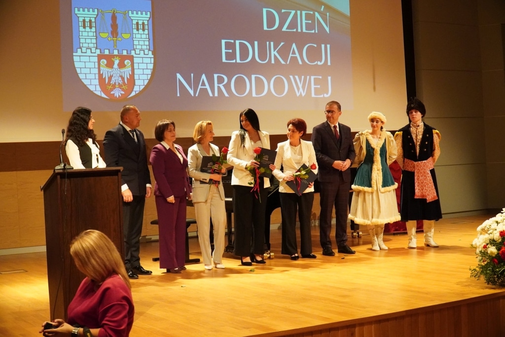 Dzień Edukacji Narodowej: wręczenie nagród na scenie
