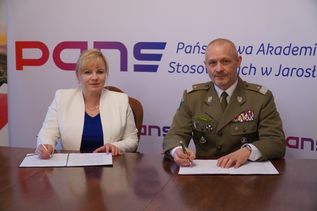 Kobieta i mężczyzna w mundurze podpisują porozumienie z Bieszczadzkim Odziałem Straży Granicznej