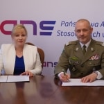 Kobieta i mężczyzna w mundurze podpisują porozumienie z Bieszczadzkim Odziałem Straży Granicznej