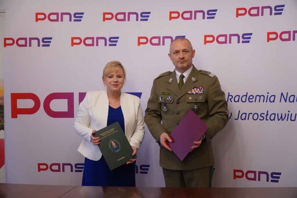 Dyrektor PANS Jarosławiu i Komendant Bieszczadzkiego Oddziału SG podpisują porozumienie.