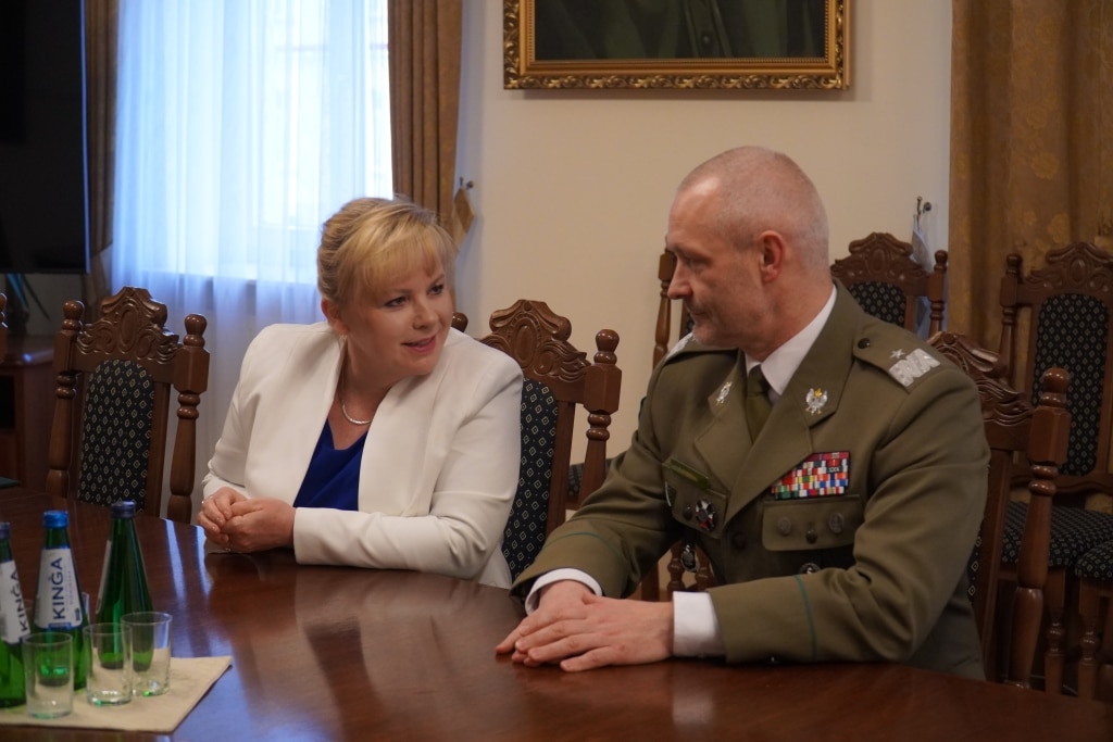 Kobieta i oficer SG podczas porozumienia z Bieszczadzkim Oddziałem SG w Przemyślu.
