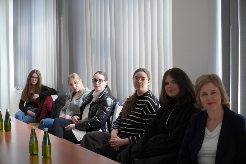 Grupa młodych kobiet podczas wizyty studyjnej w Hucie Szkła O-I w Jarosławiu.