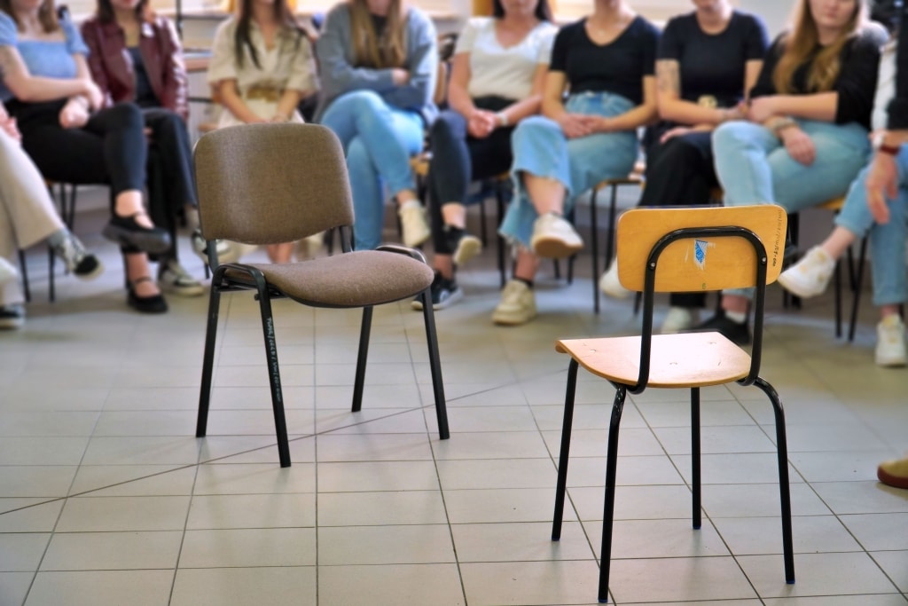 Krzesła na sali podczas Dnia Jakości Pedagogiki Przedszkolnej i Wczesnoszkolnej