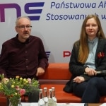 Wieczór literacki ze Słonimskim: mężczyzna i kobieta siedzą na kanapie