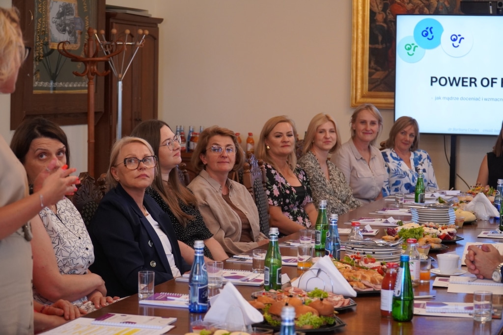 Kobiety na spotkaniu podsumowującym rok akademicki 2024/2025.