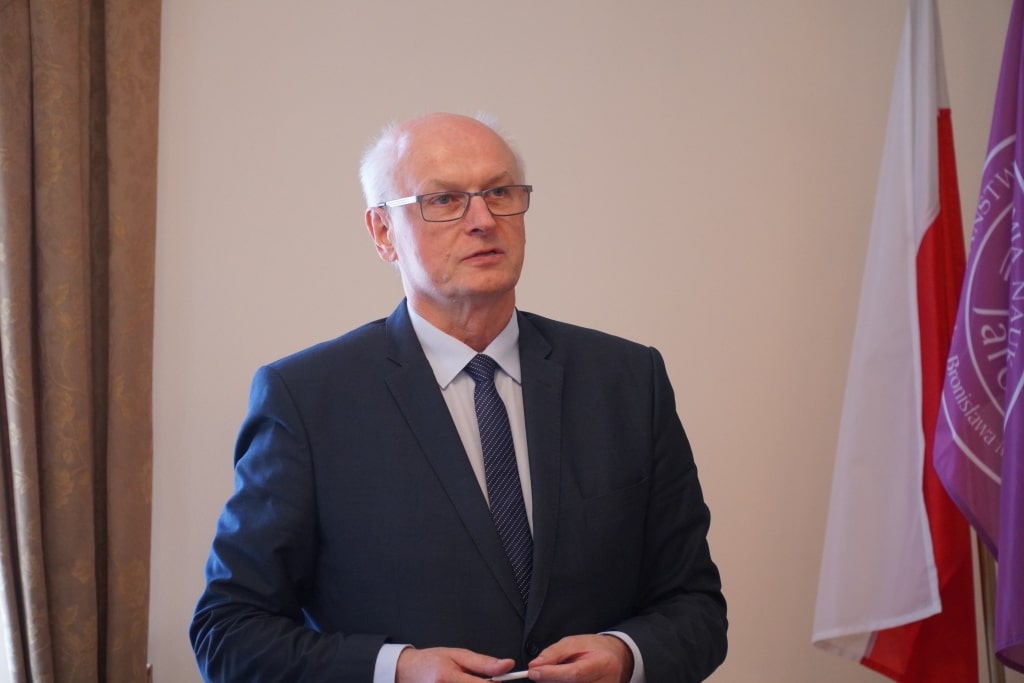 Profesor w garniturze podczas spotkania podsumowującego rok akademicki