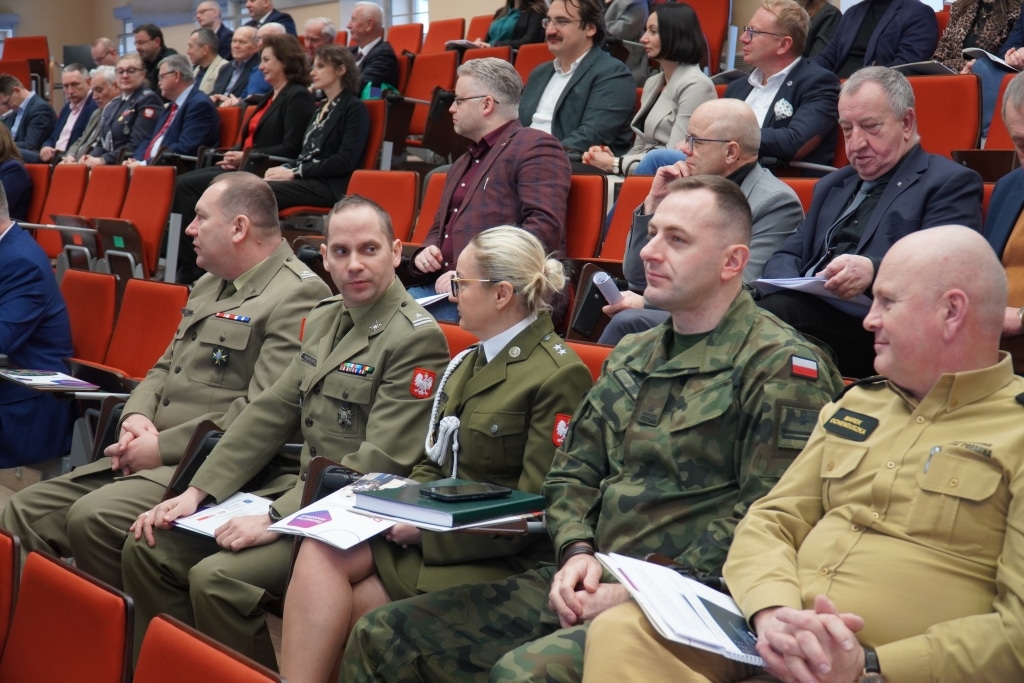 Uczestnicy konferencji naukowej o bezpieczeństwie informacyjnym w zarządzaniu kryzysowym