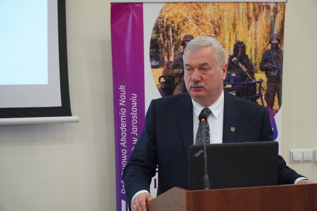 Prof. dr hab. inż. Ryszard Szczygieł przemawia na konferencji naukowej o bezpieczeństwie informacyjnym.