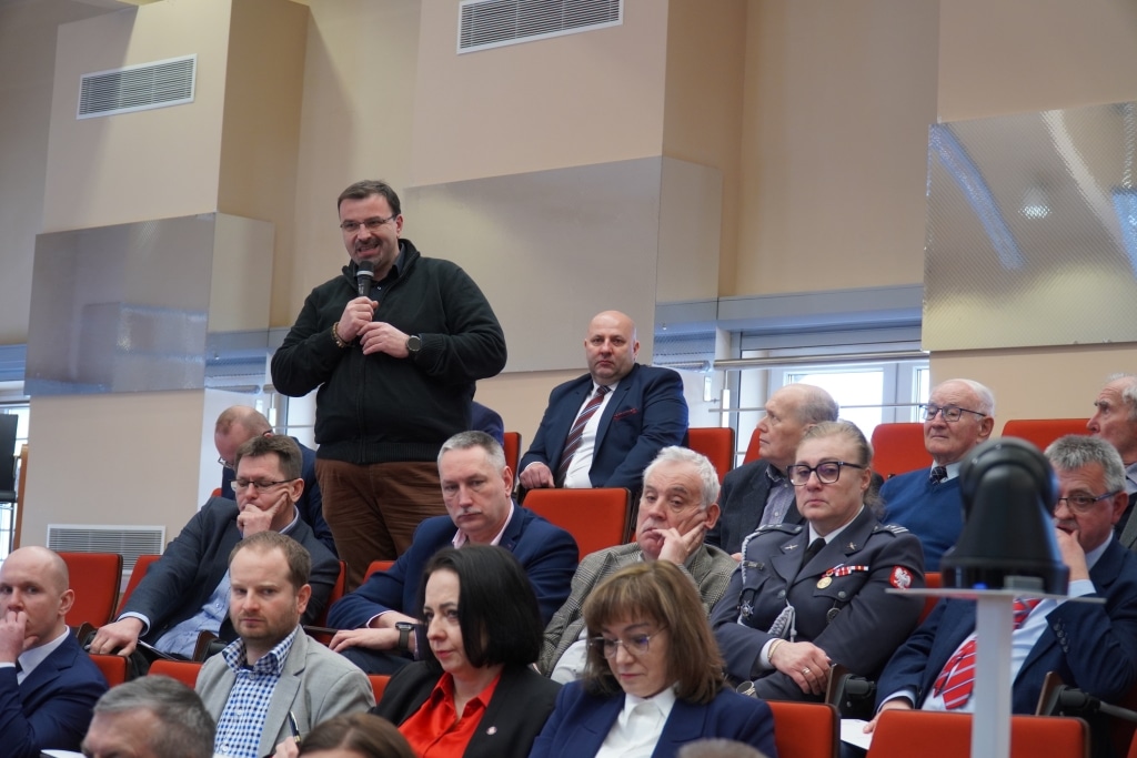Konferencja naukowa o bezpieczeństwie informacyjnym: Uczestnicy słuchają prelegenta.