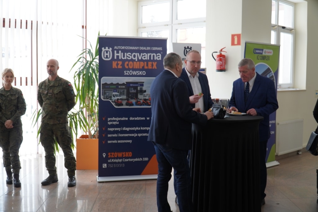 Uczestnicy konferencji naukowej przy stoisku Husqvarna KZ Complex w Szówsku.