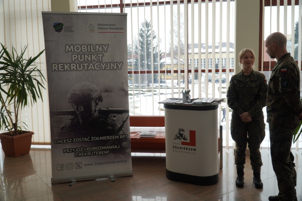 Rekrutacja do wojska: punkt informacyjny i żołnierze na konferencji naukowej.