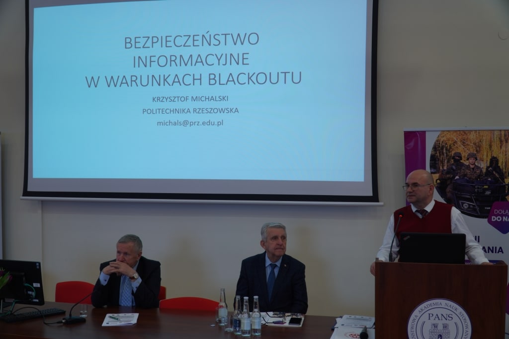 Prezentacja o bezpieczeństwie informacyjnym w warunkach blackoutu na konferencji naukowej.