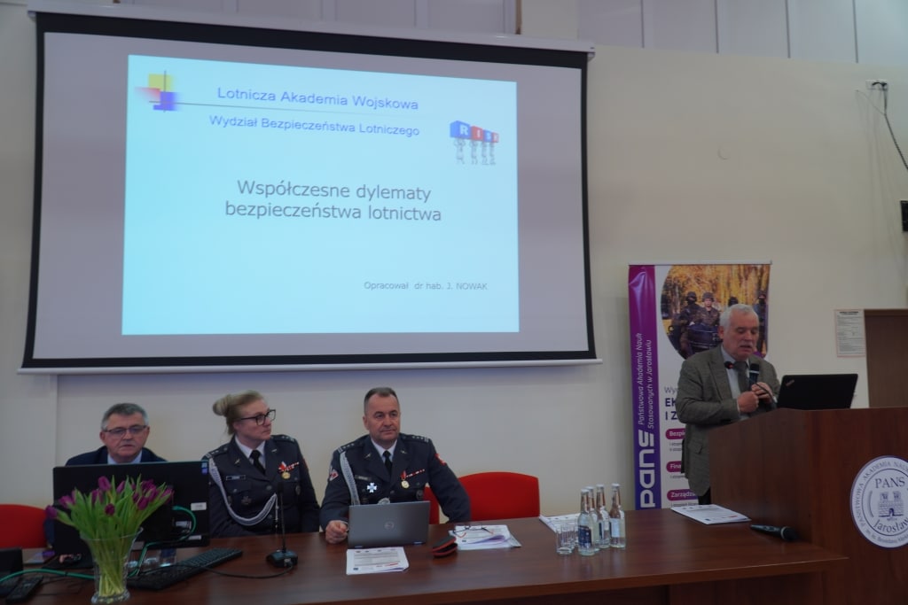 Prezentacja na VI Ogólnopolskiej Konferencji Naukowej o bezpieczeństwie lotnictwa